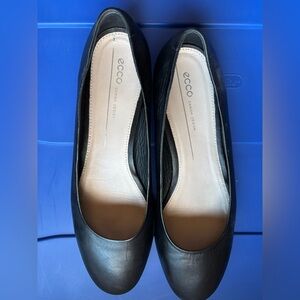 Ecco Black Leather Round-Toe Ballet Flats